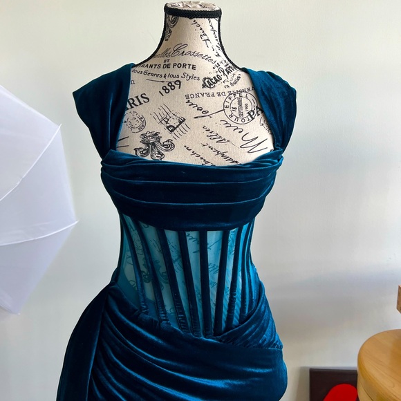 This cute princess like dress is from Miss Circle! Absolutely love the color!!! - Picture 3 of 6